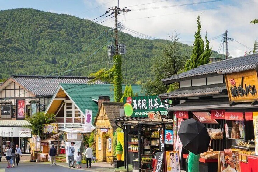 In Yufuin, which is modeled after the Cosworth area in the UK, you can not only see the psychedelic world of Hayao Miyazaki, but also Lake Kinrin and Yunotsubo streets.
