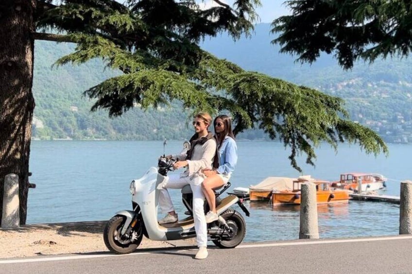 Lake Como: Guided tour in electric scooter to Bellagio