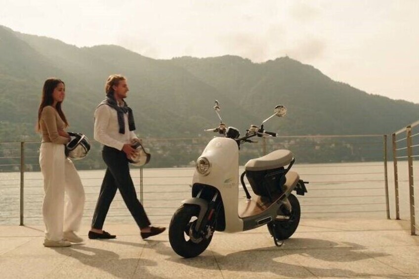 Lake Como: Guided tour in electric scooter to Bellagio