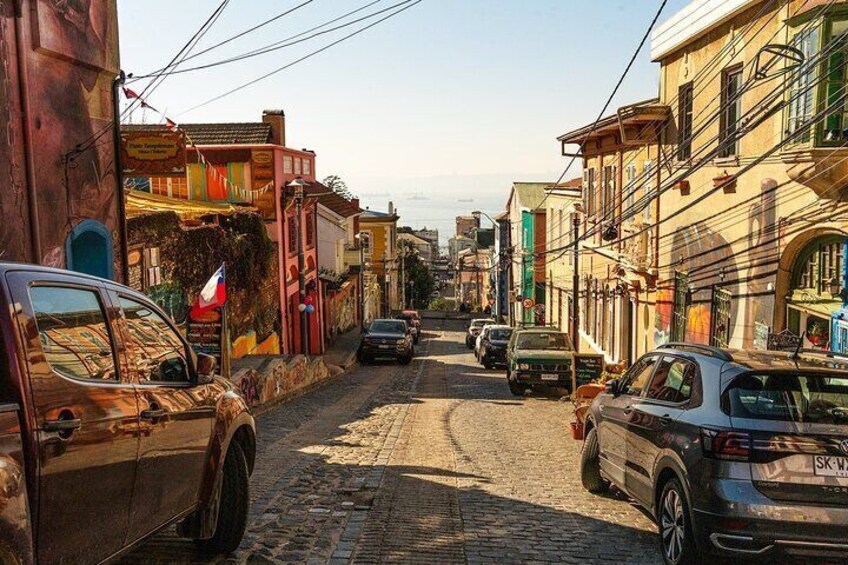 Valparaiso Art and Culture with wine tasting in Casablanca