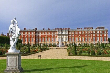 Hampton Court Palace, Stonehenge and Roman Bath Tour with Passes