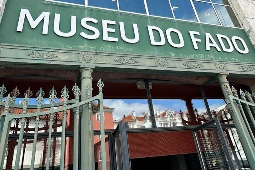 Lisbon's Royal Views: Castelo de São Jorge Entry & Alfama Tour