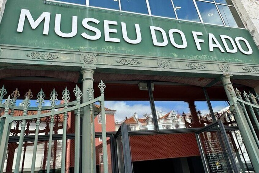 Lisbon's Royal Views: Castelo de São Jorge Entry & Alfama Tour