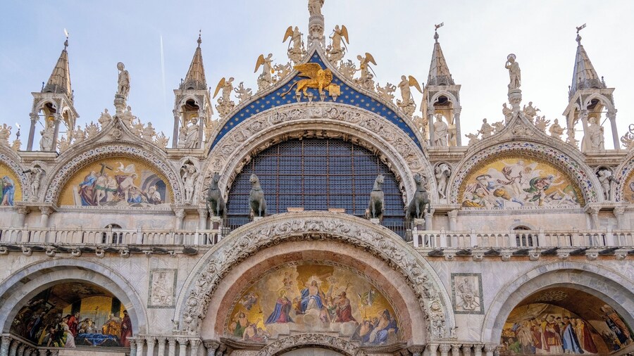 Basilica and Doge's Palace tour with Lunch & Glass Factory visit in Murano