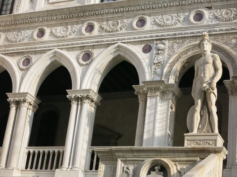 Basilica and Doge's Palace tour with Lunch & Glass Factory visit in Murano