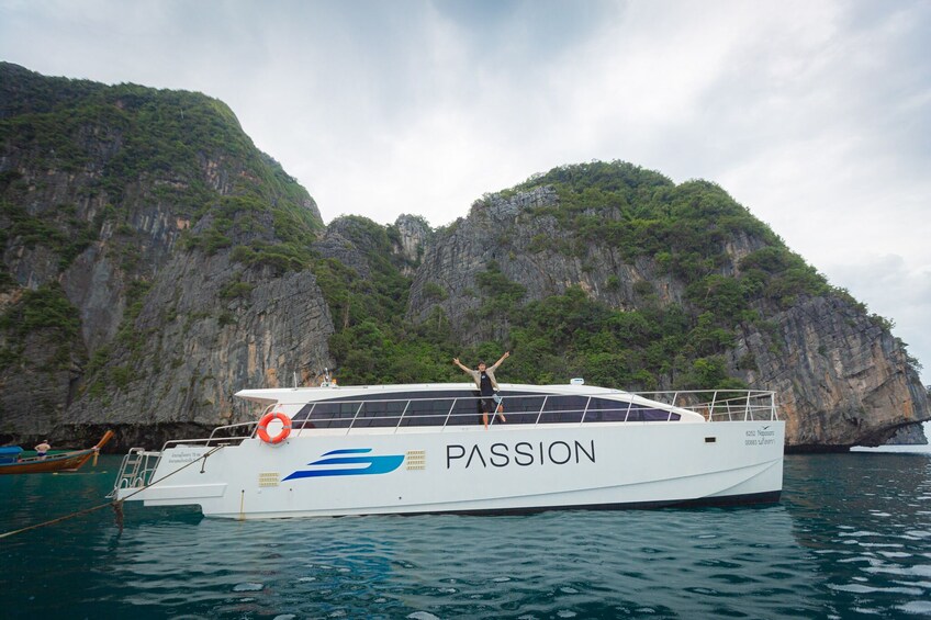 Phuket: Phi Phi, Bamboo Island & Sunset Maiton by Speed Catamaran