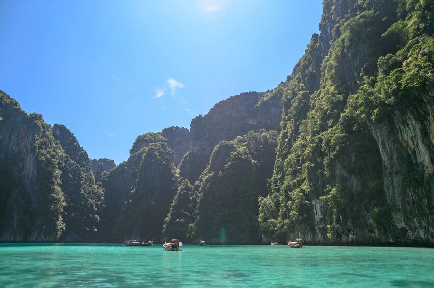 Phuket: Phi Phi, Bamboo Island & Sunset Maiton by Speed Catamaran