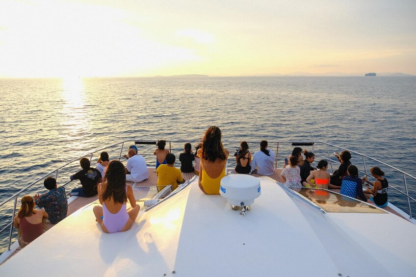 Phuket: Phi Phi, Bamboo Island & Sunset Maiton by Speed Catamaran