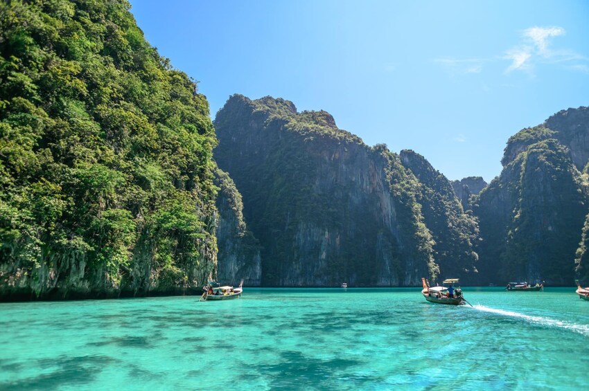 Phuket: Phi Phi, Bamboo Island & Sunset Maiton by Speed Catamaran