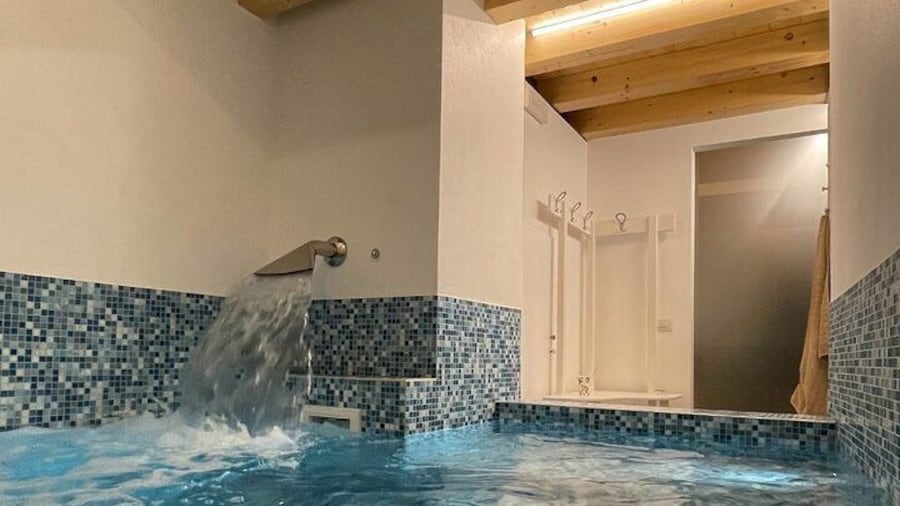Hydromassage pool with waterfall