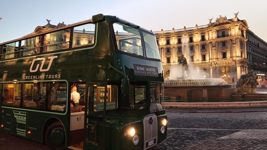 Rome: Nighttime Tour by Open-Top Bus with Tasting Stop