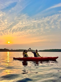 Ottawa: Sunset Kayak Tour in Downtown
