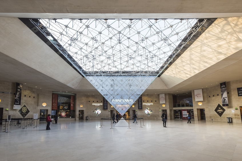 Louvre museum visit with app to download (reserved access)
