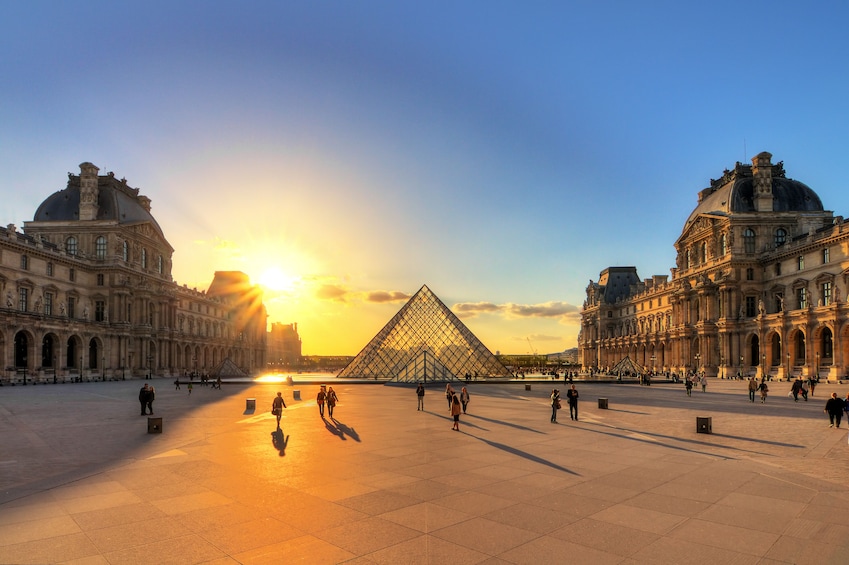 Louvre museum visit with app to download (reserved access)