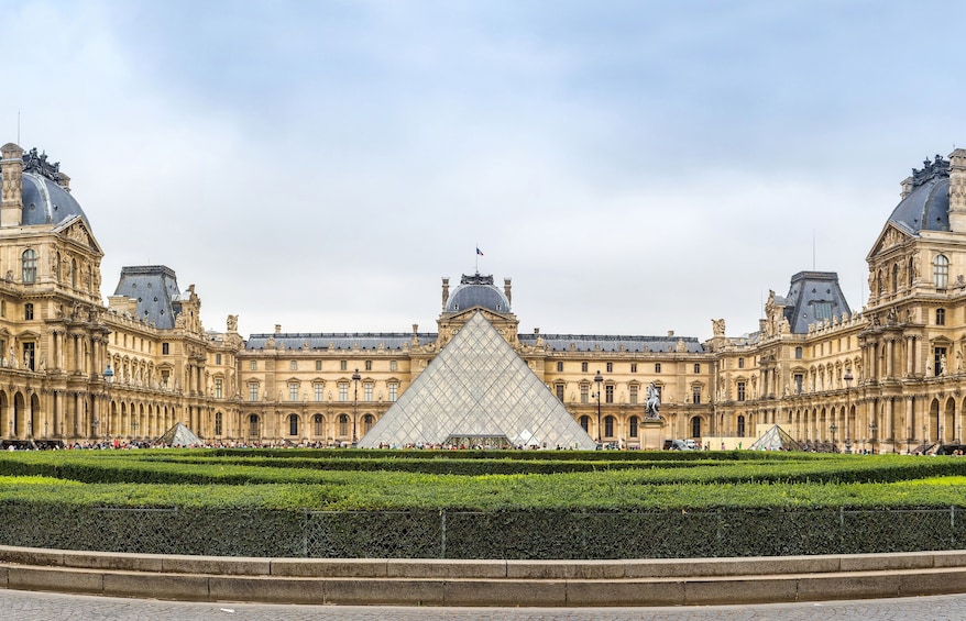 Louvre museum visit with app to download (reserved access)