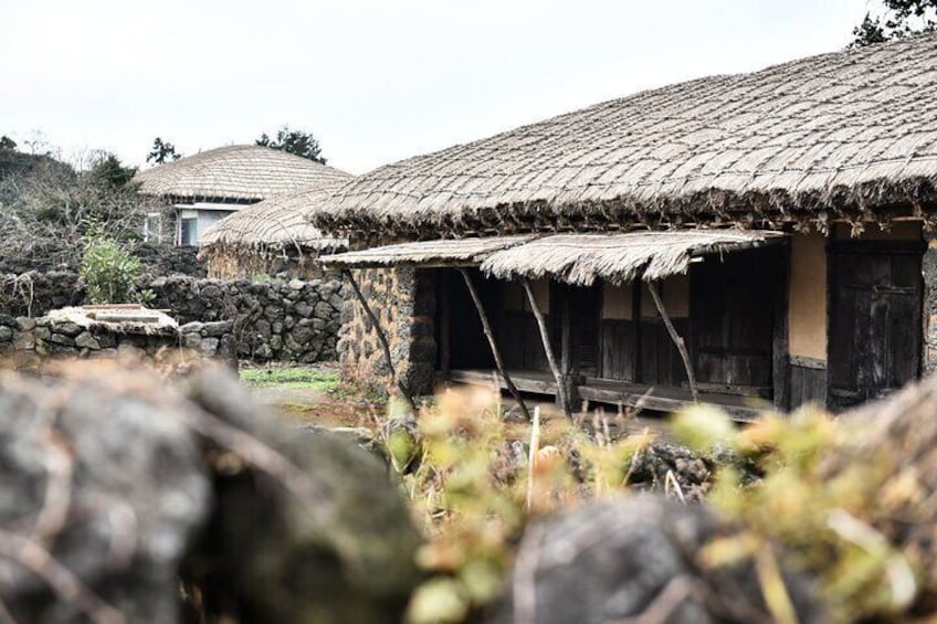 Seongeup Folk Village offers a glimpse of Jeju's old appearance in the appearance of Seongeup residents living in harmony with cultural heritage.