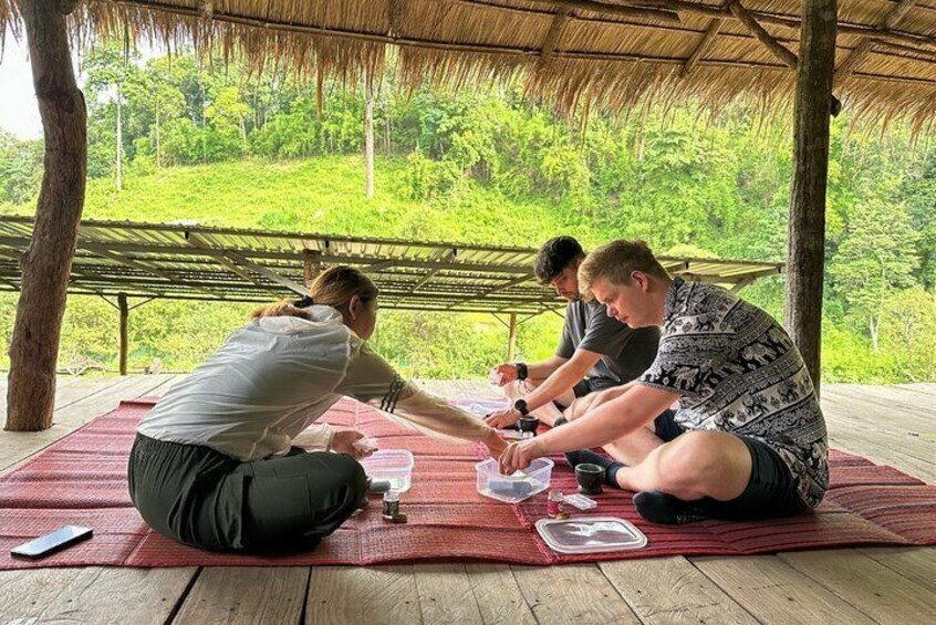 Craft your memorable Thai traditional souvenir