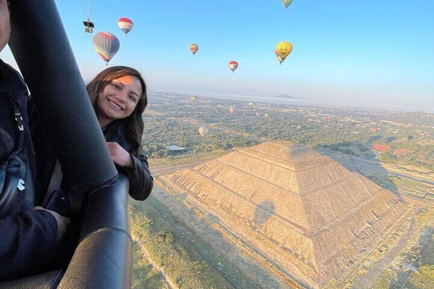 Balloon flight and transportation from Mexico City Pyramids tour