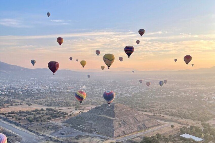 Balloon flight and transportation from Mexico City Pyramids tour