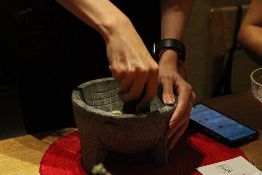 Learn how to make a Mexican sauce in molcajete