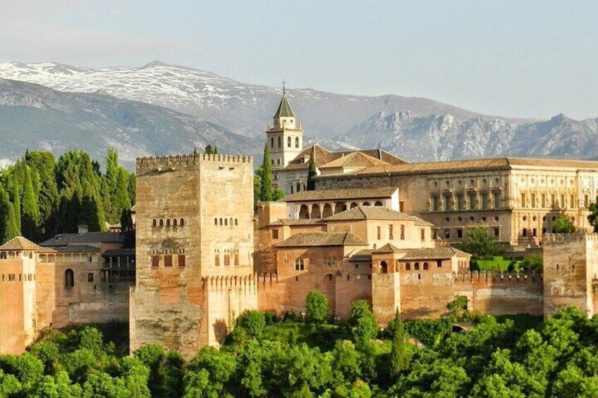 Tour with audio guide Nasrid Palaces Generalife and Alcazaba