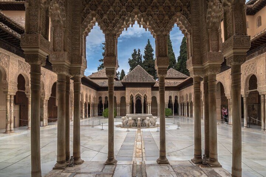 Tour with audio guide Nasrid Palaces Generalife and Alcazaba