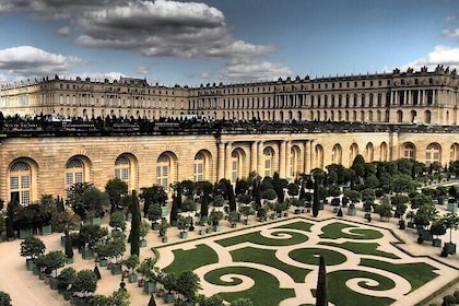 Excursión de un día a los jardines y la grandeza de Giverny, Versalles y Tr...