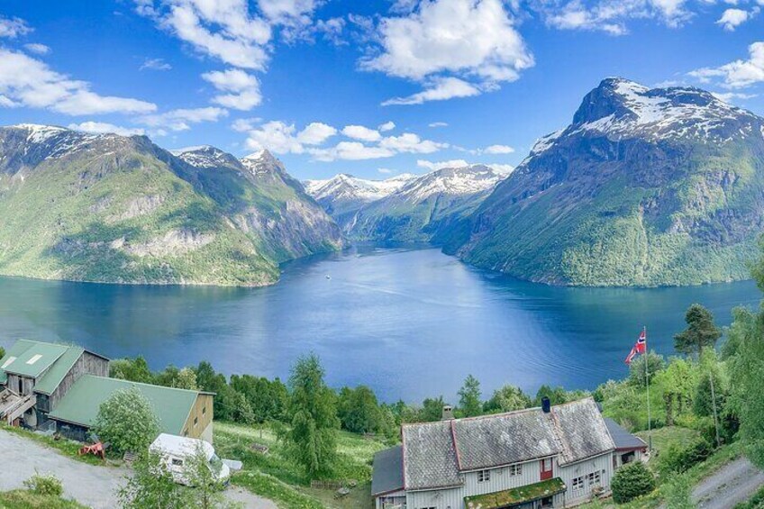 We stop at the viewing point Ljøen to take in the view over and into the Geiranger fjord