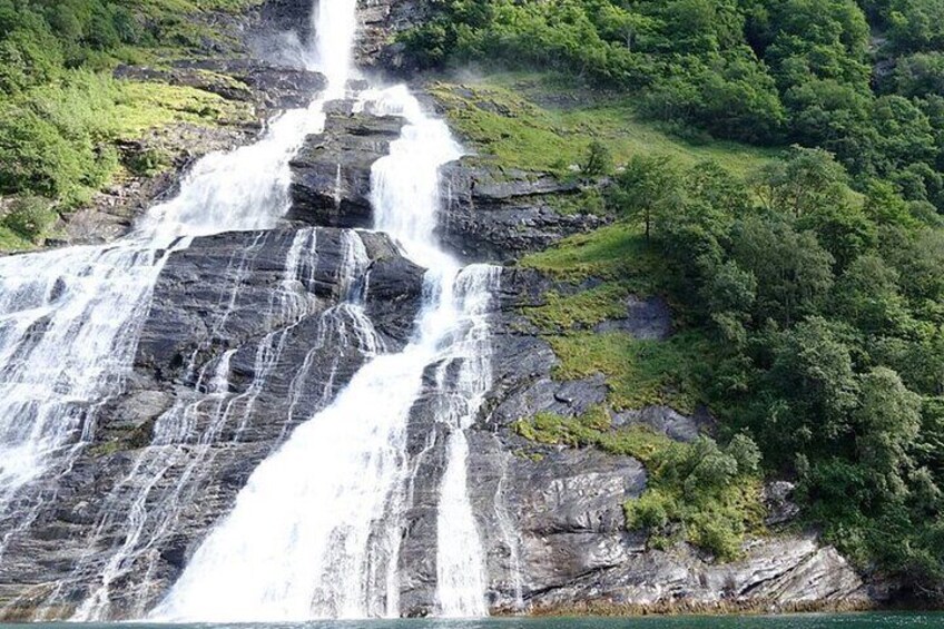 Geiranger Fjord Sightseeing (Roundtrip Tour from Hellesylt)