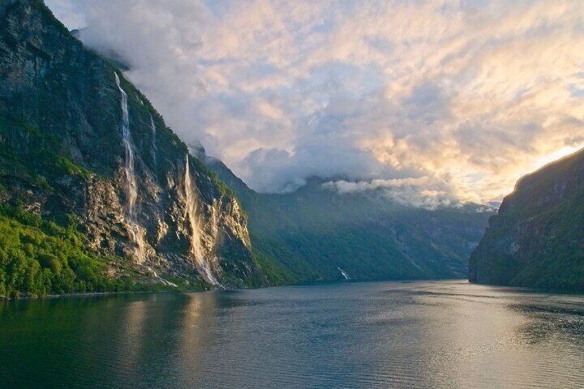 Geiranger Fjord Sightseeing (Roundtrip Tour from Hellesylt)
