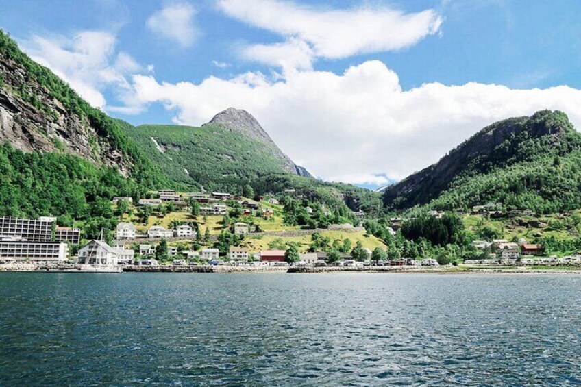 Geiranger Fjord Sightseeing (Roundtrip Tour from Hellesylt)