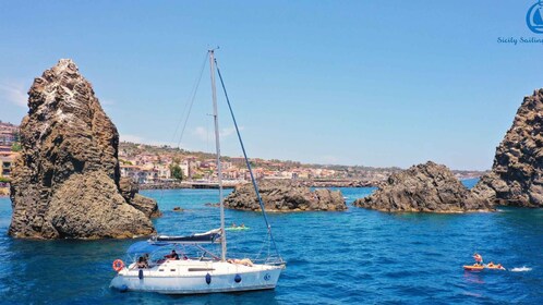 Catane : Excursion en bateau d'une demi-journée à Acitrezza