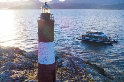 Navegación por el canal Beagle en un yate