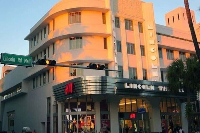 Art Deco and South Beach Walking Tour with a Guide in Miami