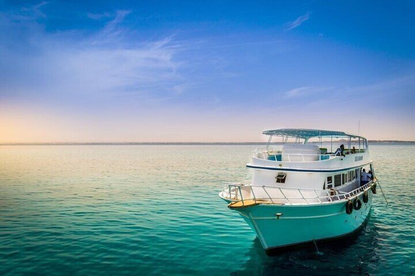 Private Yacht Tour in the Heart of Red Sea 