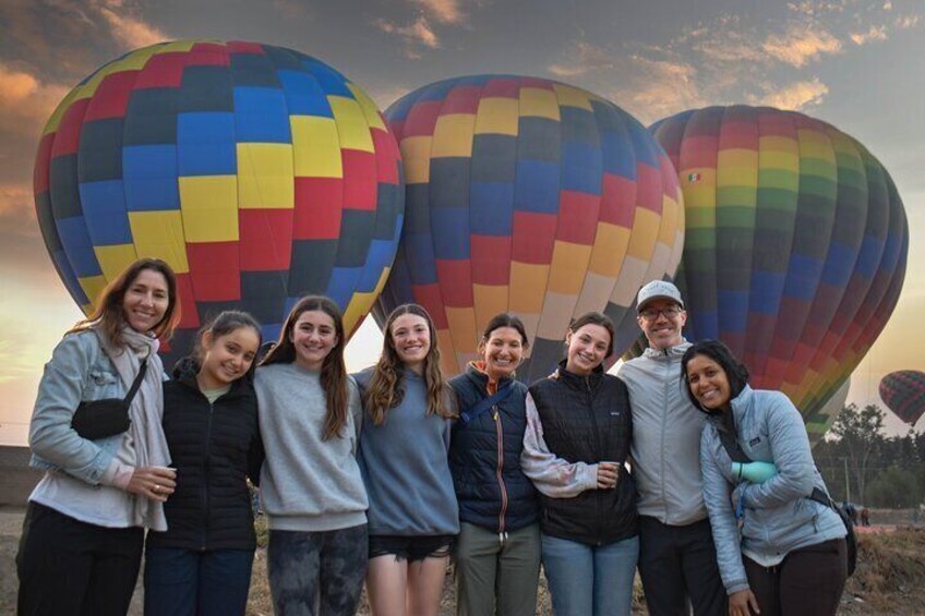 Balloon flight over Teotihuacan with pickup in Mexico