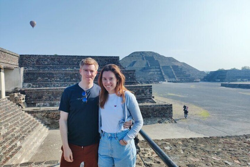 Balloon flight over Teotihuacan with pickup in Mexico