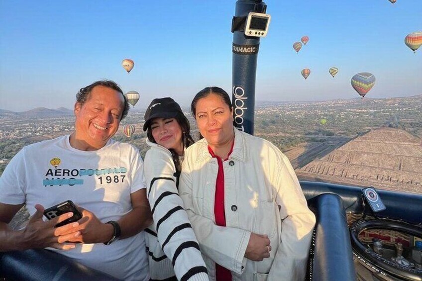 Balloon flight over Teotihuacan with pickup in Mexico