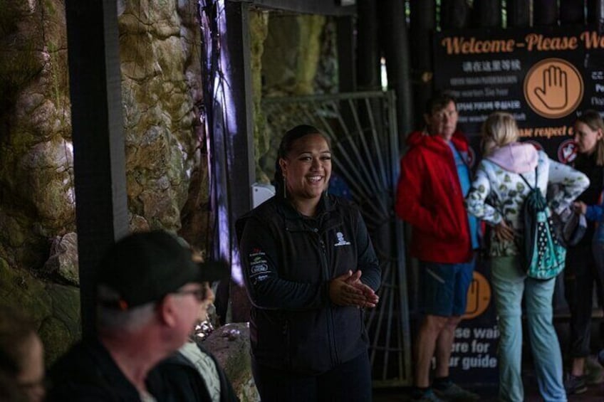 Waitomo Caves & Hamilton Gardens - Budget Day Tour from Auckland