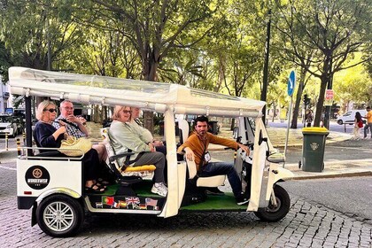 Tour de 2 heures en tuk-tuk : de haut en bas des collines de Lisbonne