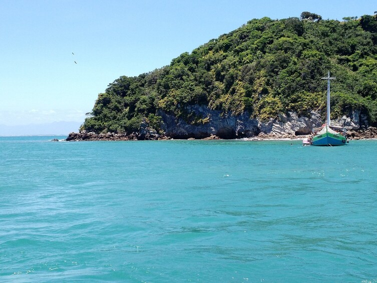 Full Day in Búzios with Catamaran Boat Tour and Lunch