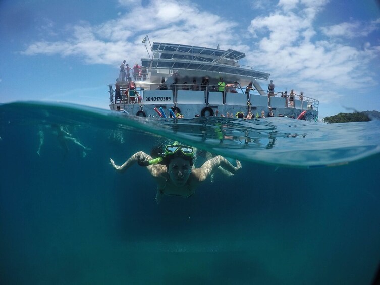 Full Day in Búzios with Catamaran Boat Tour and Lunch