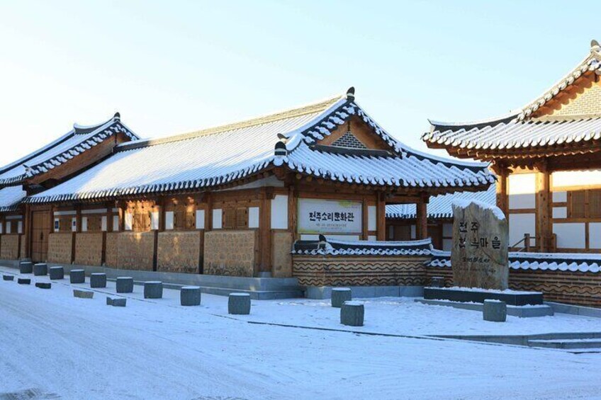 Jeonju Hanok Village and Daedunsan Serenity Nature Tour