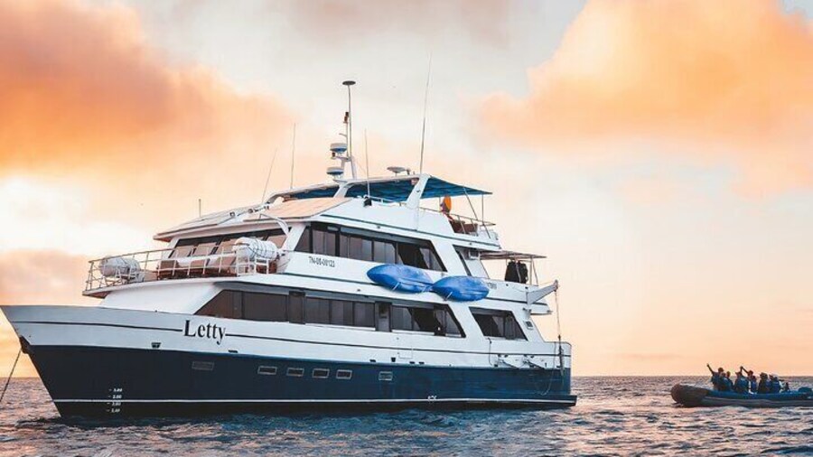 Yacht Letty First Class Galapagos cruise