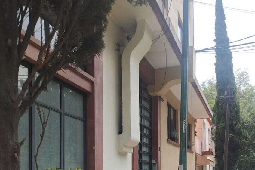 Private guided walking tour in La Condesa neighborhood with transportation