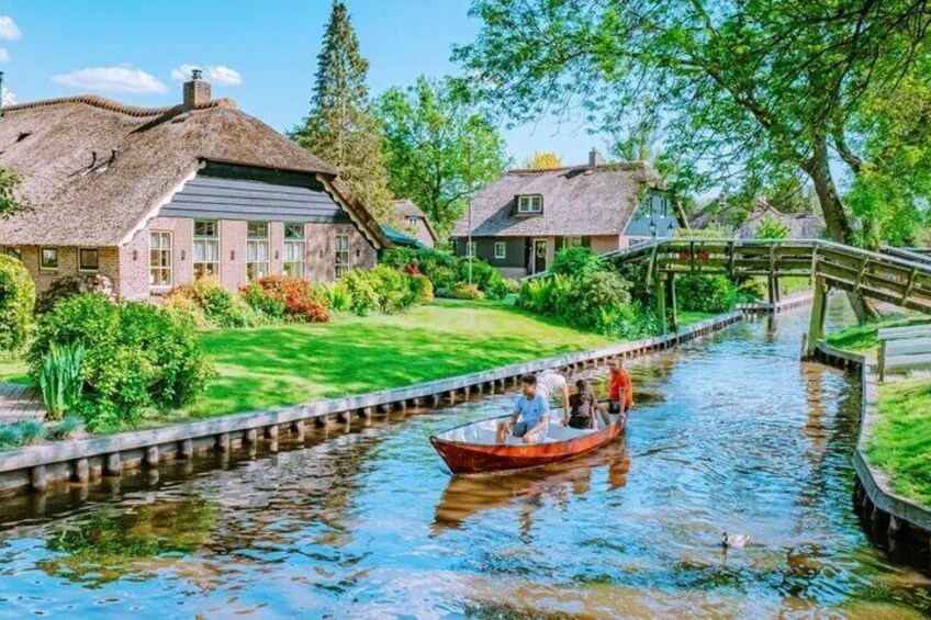 Private Daytrip to Zaanse Schans and Giethoorn from Amsterdam