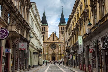 Recorrido a pie por la ciudad histórica de Sarajevo con comida y café bosni...