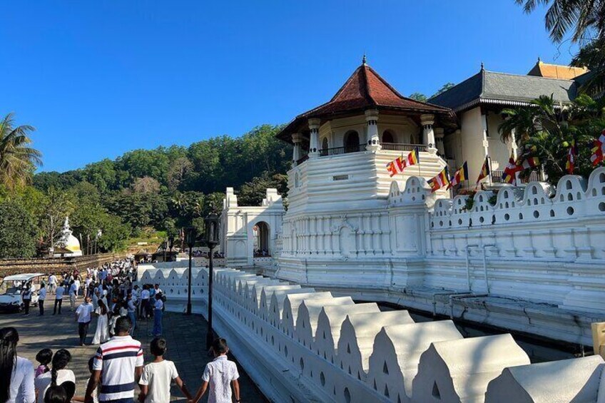 Temple of the Sacred Tooth Relic.