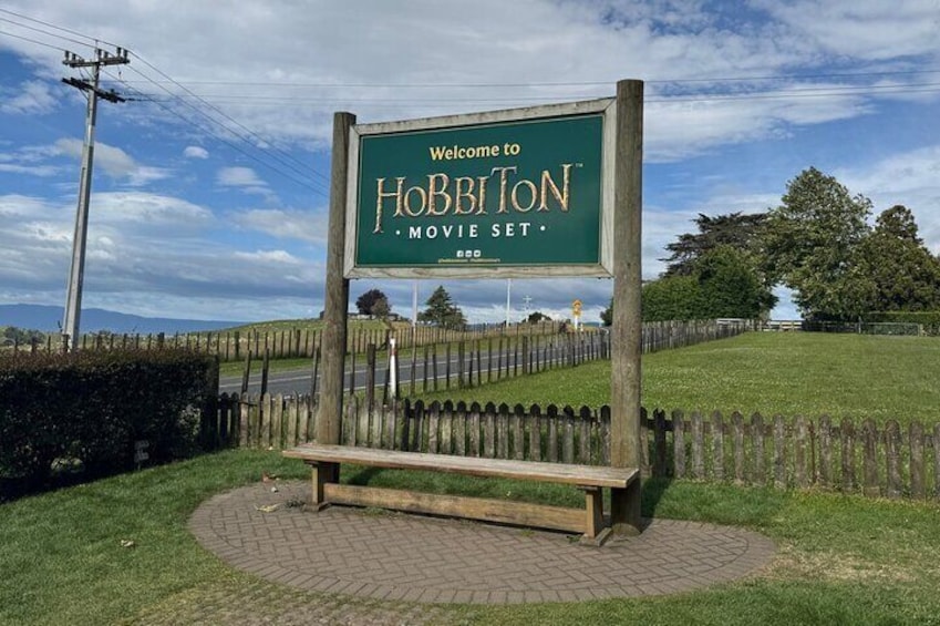 Private Day Tour of Hobbiton Movie Set, Rotorua Mud Pool & More