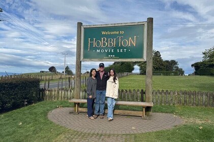 Private Day Tour of Hobbiton Film Set, Rotorua Mud Pool & More